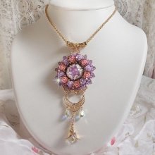  Pendentif Glace Purple brodé avec un cabochon Violet orné de cabochons roses en résine : Parme et Rose, gouttes Cristal AB, toupies Lilas, facettes et rocailles. Montés  avec chaîne en Plaqué Orq